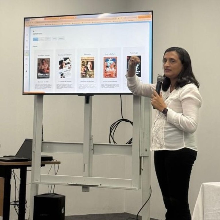 Prof.ª Arlene Maria apresentando a plataforma Redação Animada para gestores do IFMA-Caxias