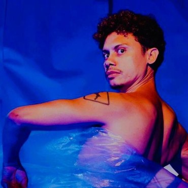 Silvero Pereira apresenta mais recente espetáculo solo: “Pequeno Monstro”