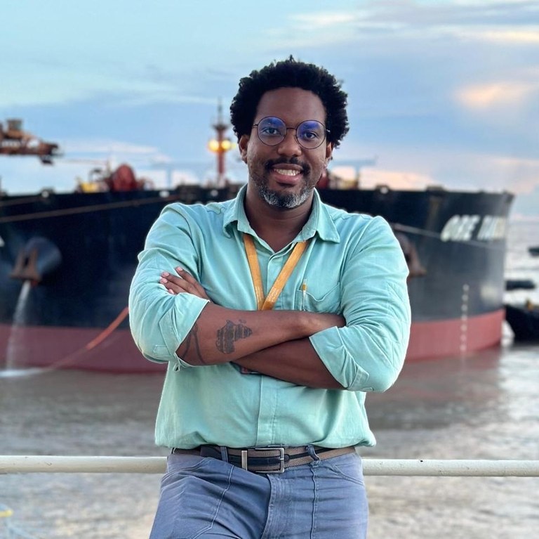 Vitor Santos, em pesquisa de campo, no Itaqui.jpg