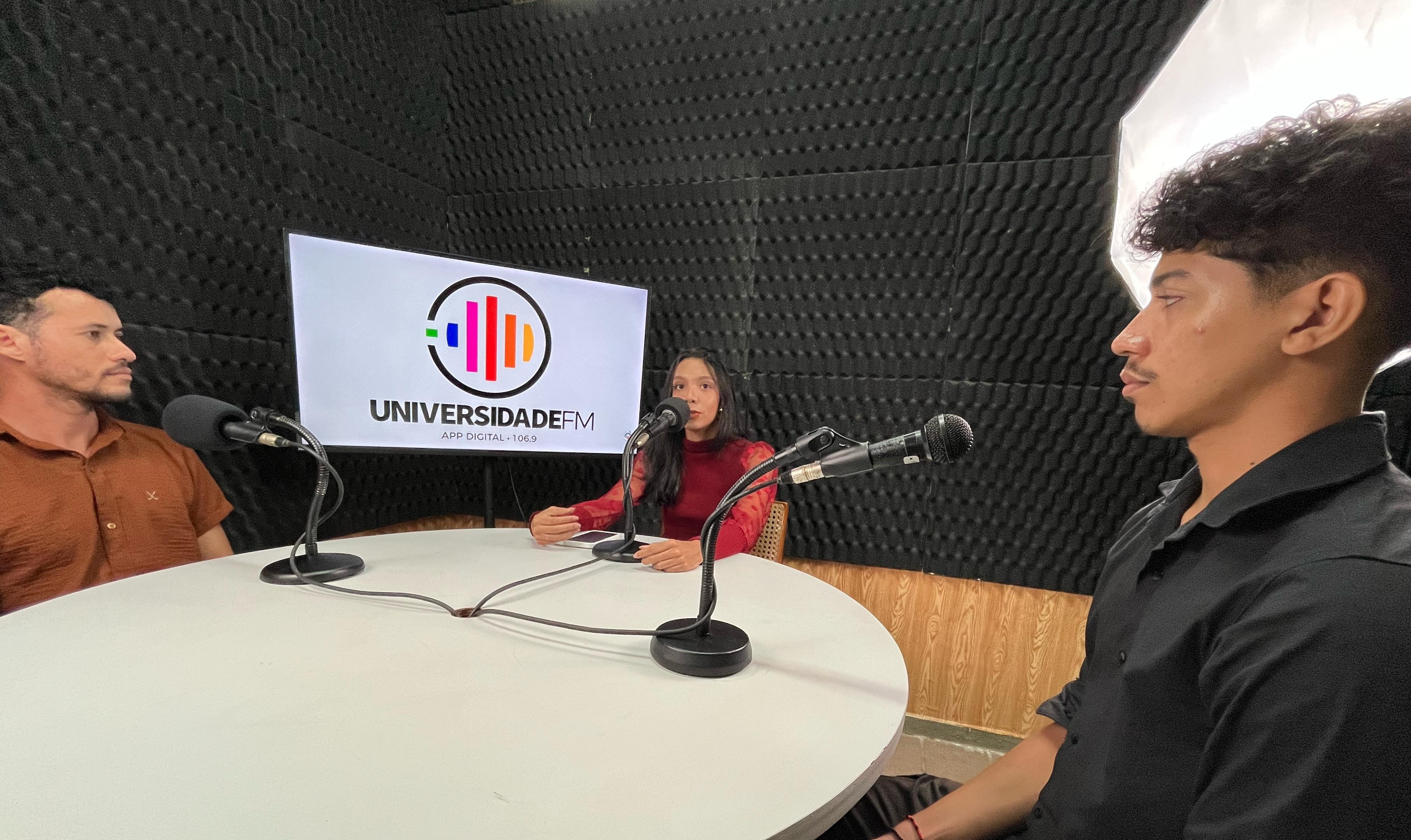 Pesquisadores experimentam atividades no Laboratório de Rádio da UFMA