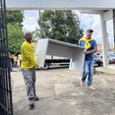 Equipe de trabalho da Seap descarrega móveis produzidos por mão de obra carcerária